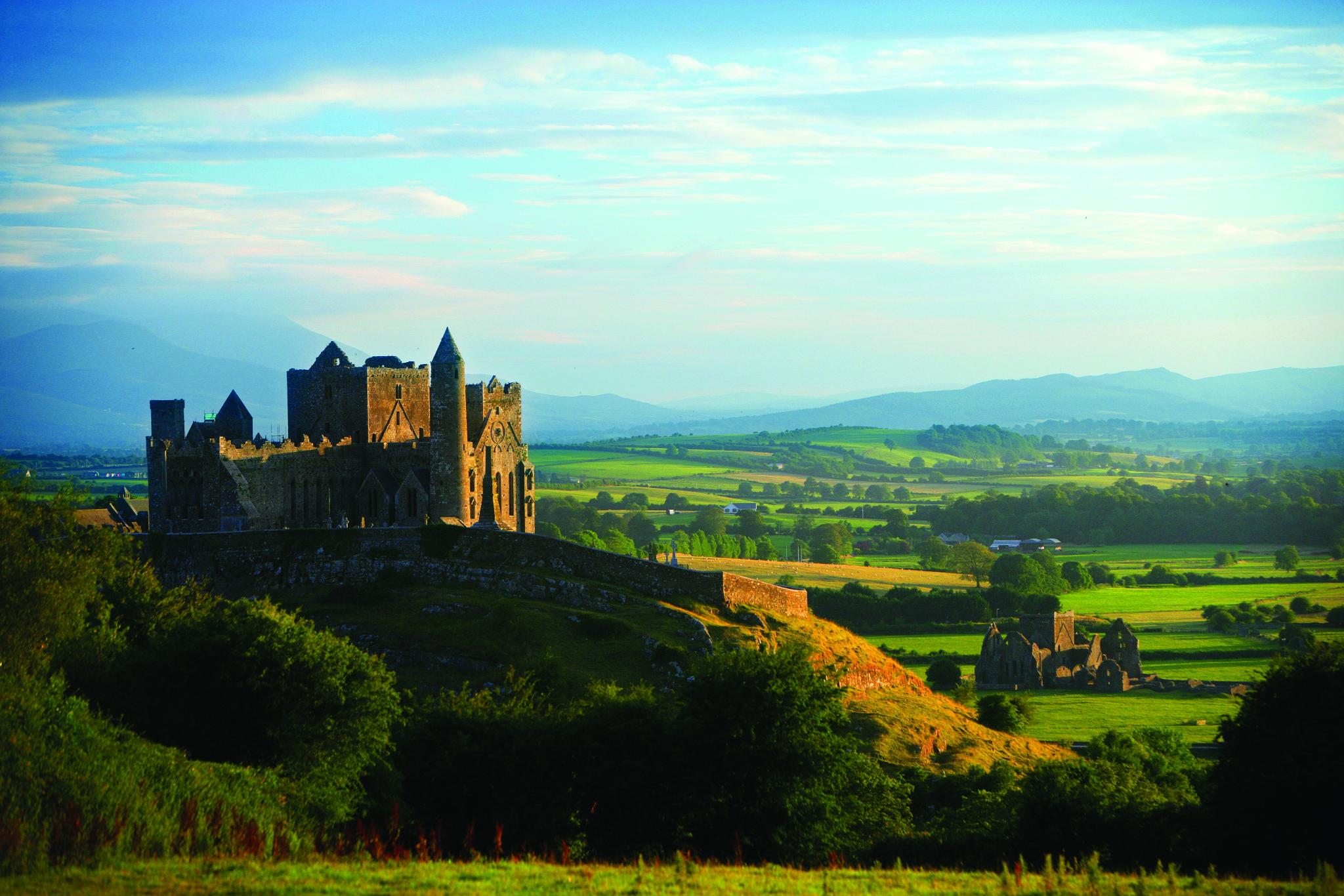 Der „Rock of Cashel“, der als irisches Wahrzeichen gilt, erhebt sich gut 60 Meter über der Ebene. (c) Brian Morrison/Tourism Ireland Der „Rock of Cashel“, der als irisches Wahrzeichen gilt, erhebt sich gut 60 Meter über der Ebene.