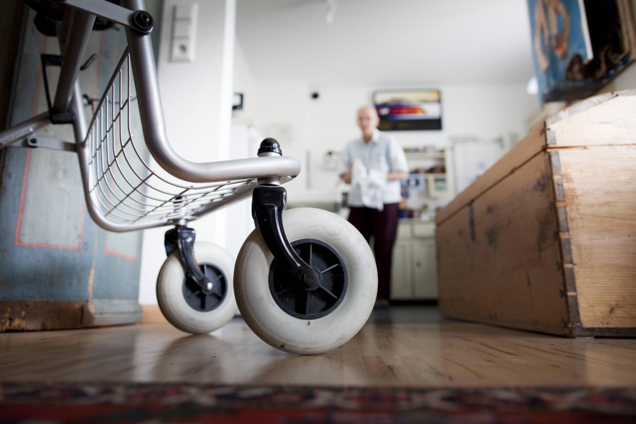 Plötzlich steht der Rollator in der Wohnung. Wer diese Hilfe als Chance begreift, erhält wieder Freiraum.