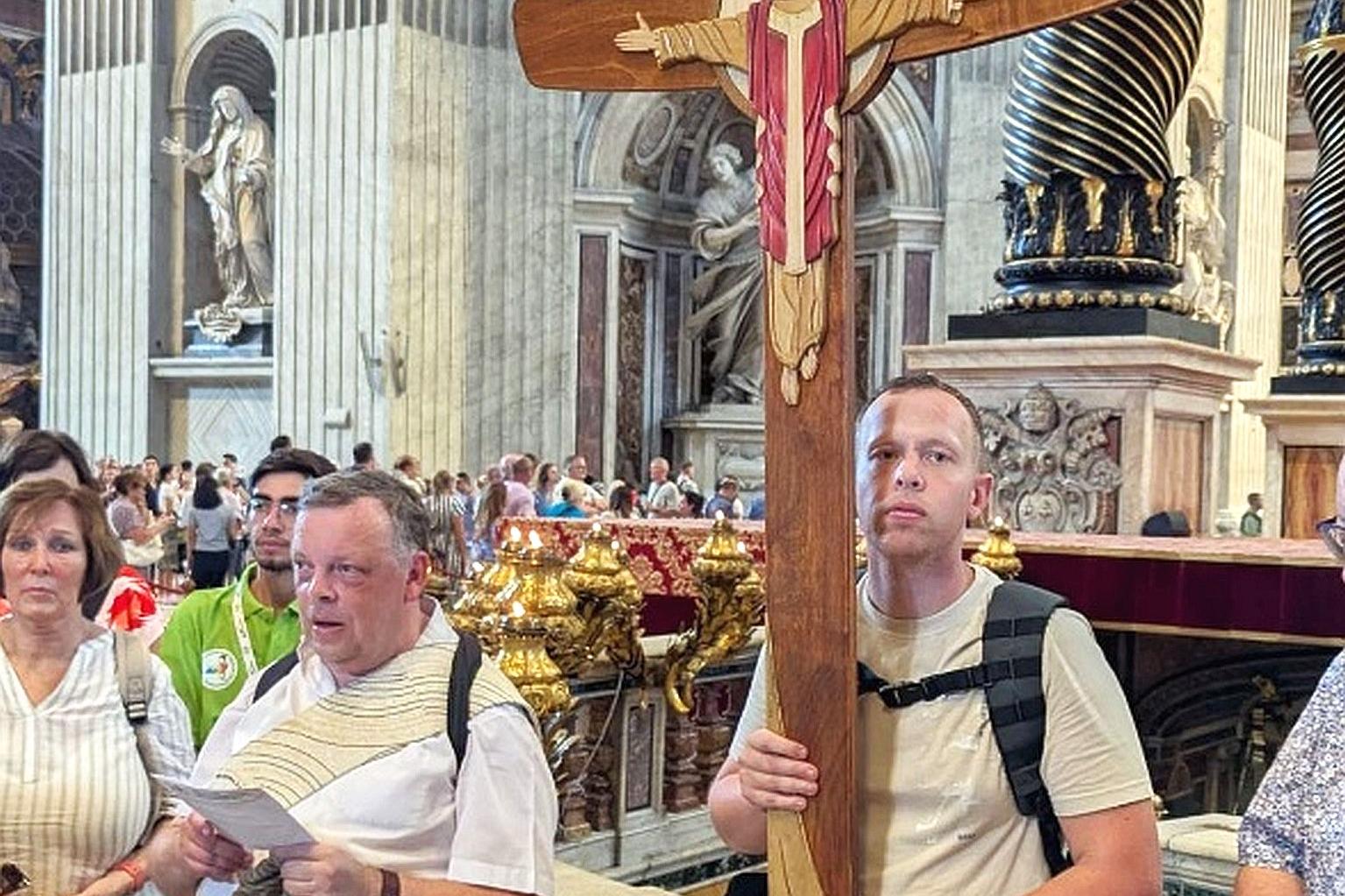 Angehörige der Gruppe mit dem Pilgerkreuz im Petersdom.