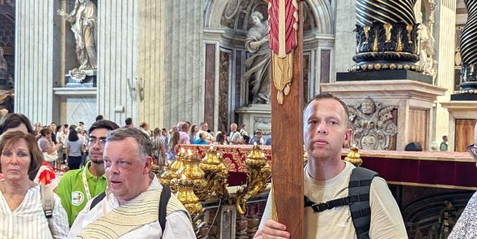 Angehörige der Gruppe mit dem Pilgerkreuz im Petersdom. (c) privat Angehörige der Gruppe mit dem Pilgerkreuz im Petersdom.