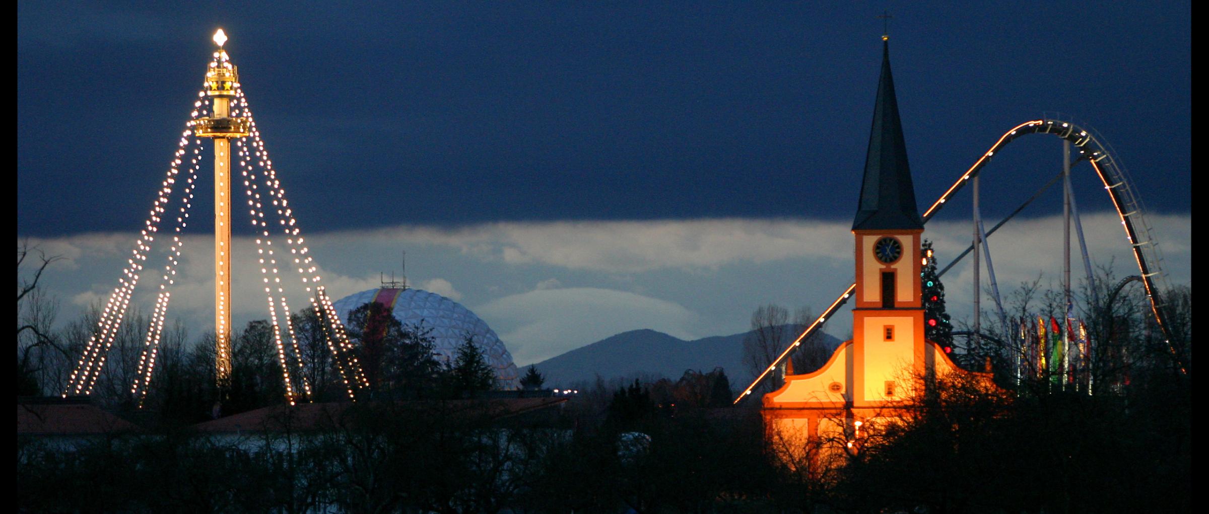 Beleuchtete Kirche auf dem Gelände des Europa-Parks.