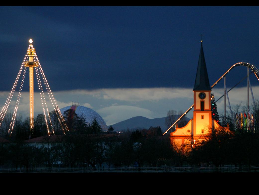 Beleuchtete Kirche auf dem Gelände des Europa-Parks.
