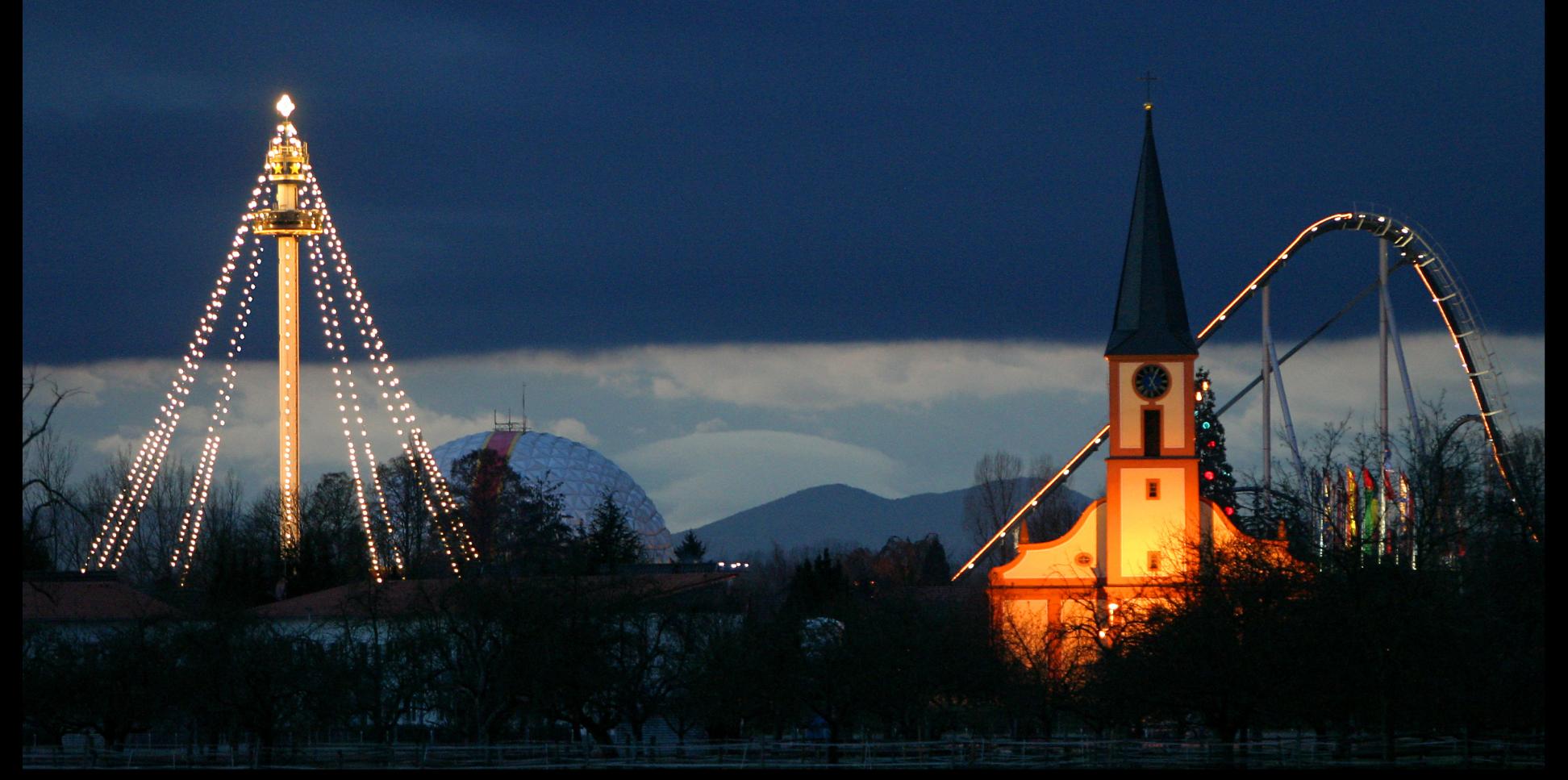 Beleuchtete Kirche auf dem Gelände des Europa-Parks.