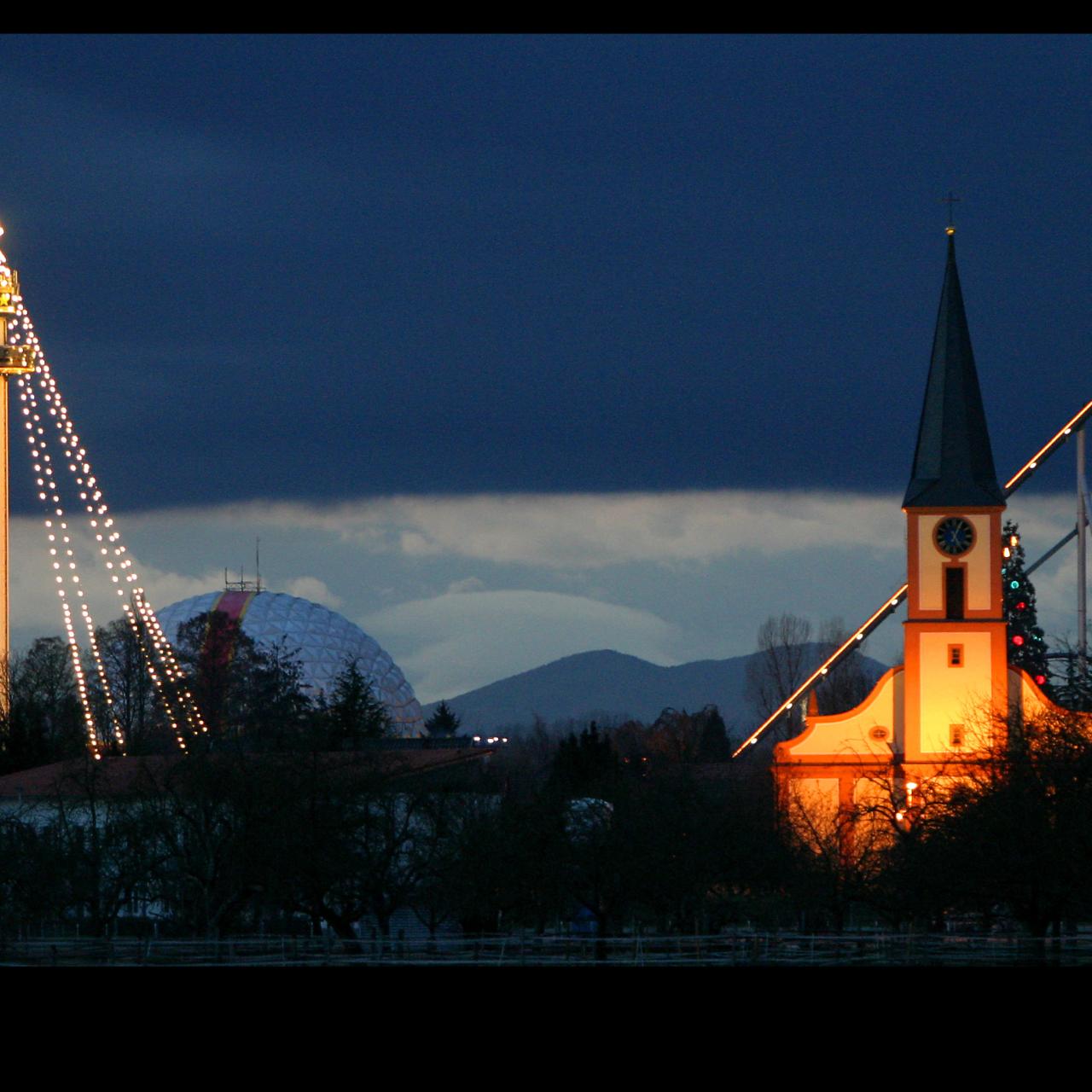 Beleuchtete Kirche auf dem Gelände des Europa-Parks.