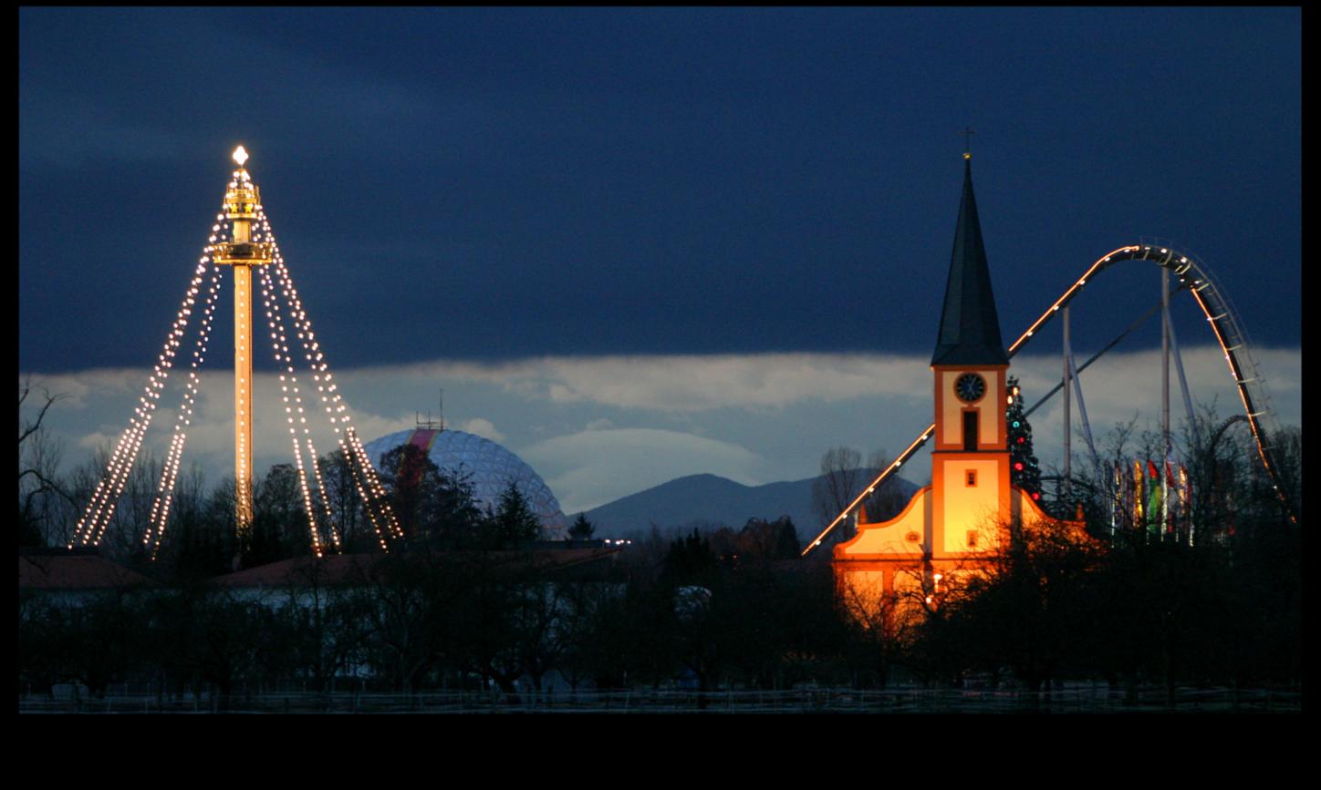 Beleuchtete Kirche auf dem Gelände des Europa-Parks.