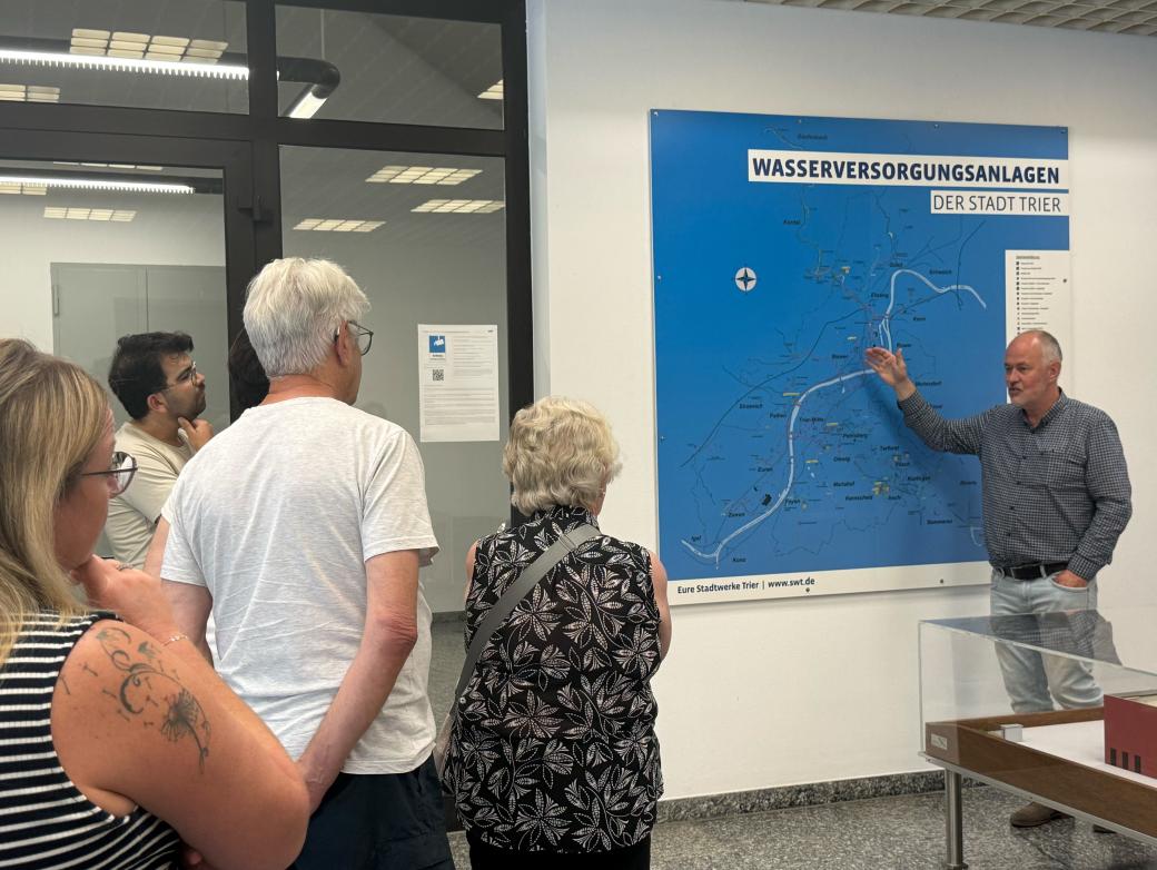 Experte Christian Girndt von den Trierer Stadtwerken erläutert das Verbundsystem, an das das Wasserwerk Kylltal angeschlossen ist.