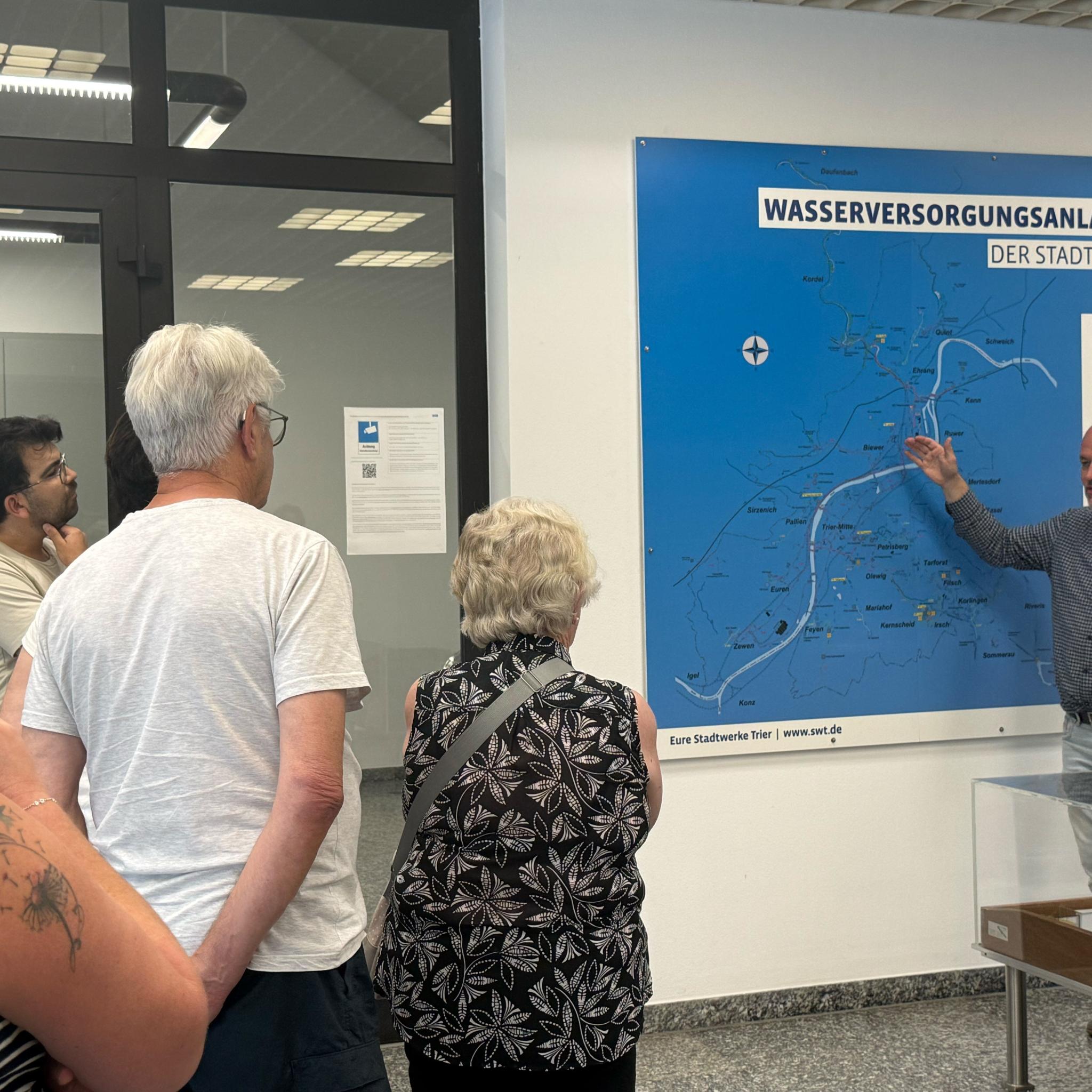 Experte Christian Girndt von den Trierer Stadtwerken erläutert das Verbundsystem, an das das Wasserwerk Kylltal angeschlossen ist.