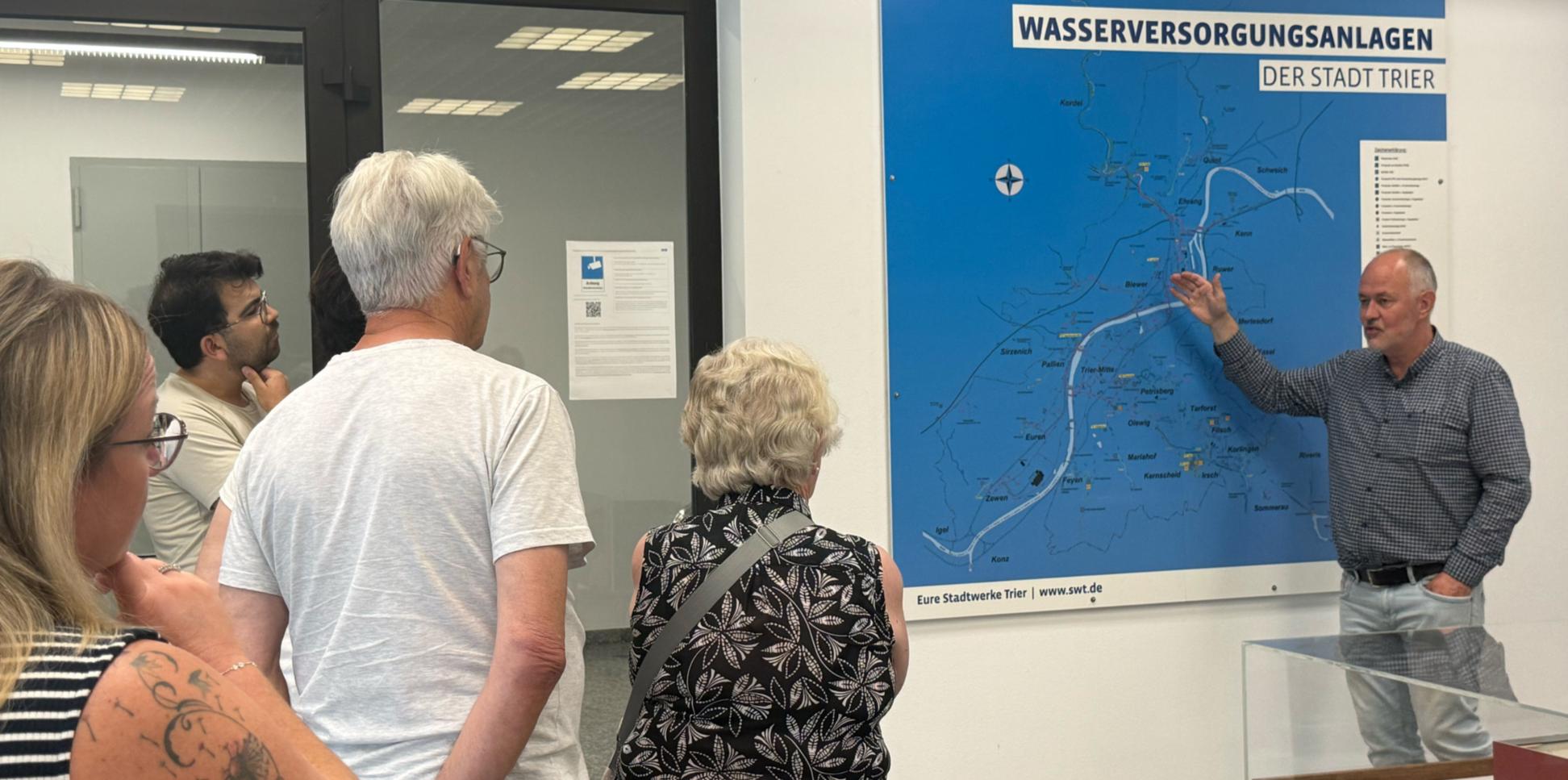 Experte Christian Girndt von den Trierer Stadtwerken erläutert das Verbundsystem, an das das Wasserwerk Kylltal angeschlossen ist.