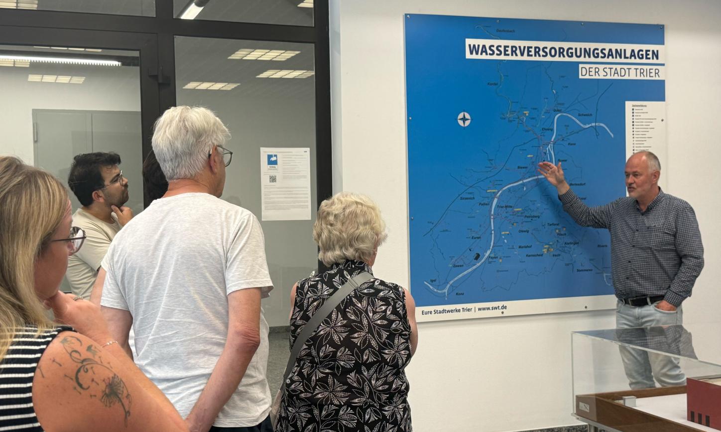 Experte Christian Girndt von den Trierer Stadtwerken erläutert das Verbundsystem, an das das Wasserwerk Kylltal angeschlossen ist.