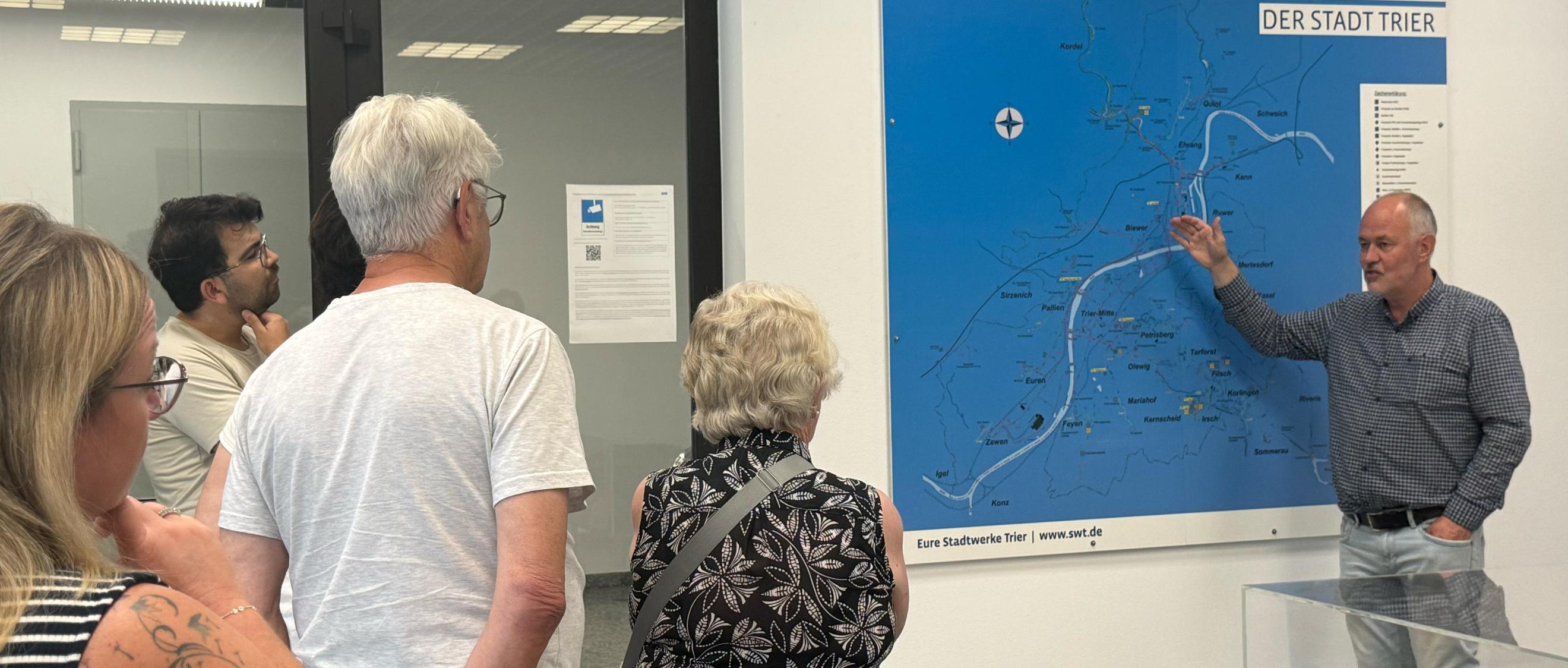 Experte Christian Girndt von den Trierer Stadtwerken erläutert das Verbundsystem, an das das Wasserwerk Kylltal angeschlossen ist.