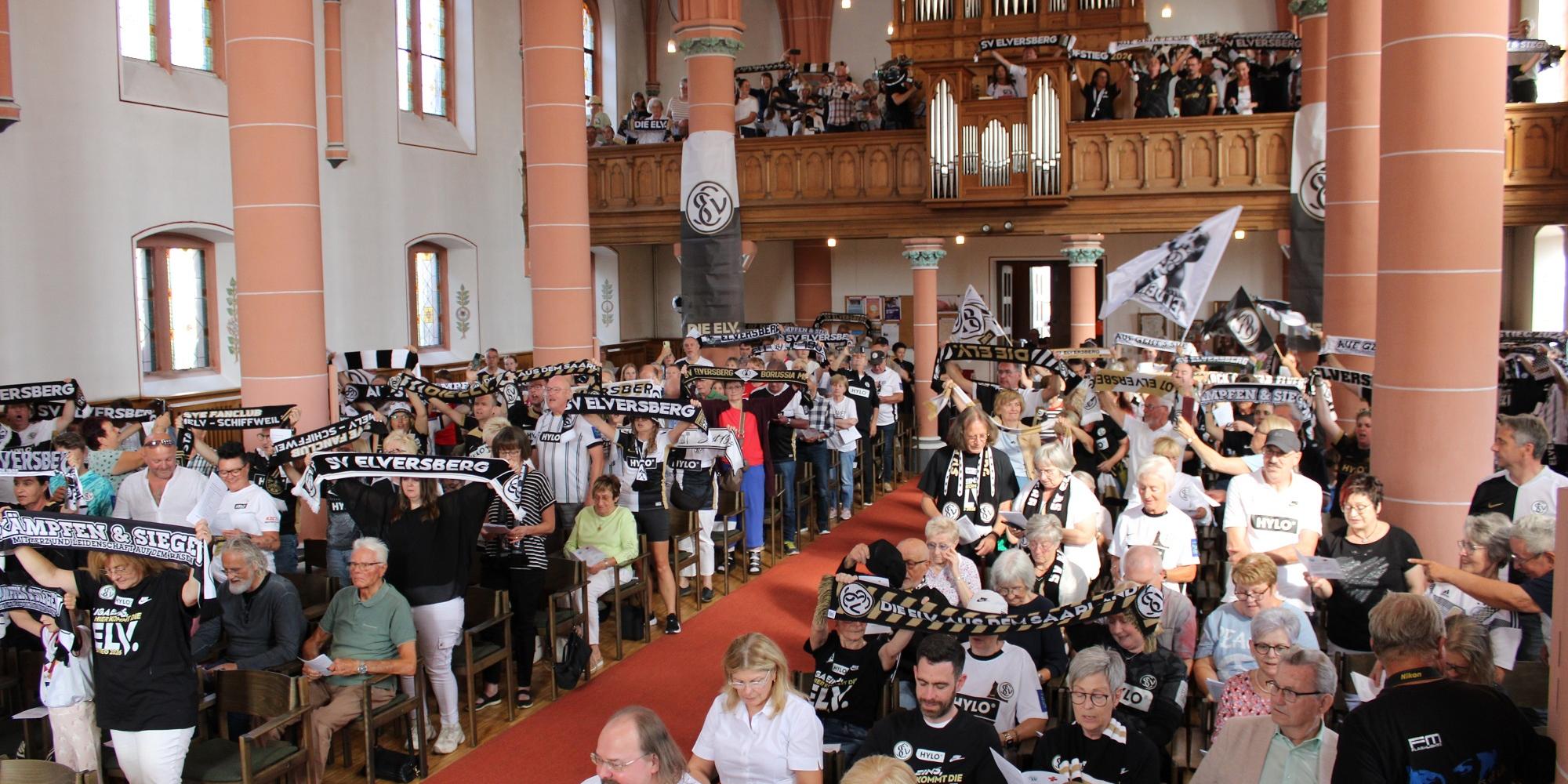 In der vollbesetzten Evangelischen Kirche Elversberg waren Trikots, Schals und Flaggen der SVE allgegenwärtig. (c) Rieke Eulenstein/evks In der vollbesetzten Evangelischen Kirche Elversberg waren Trikots, Schals und Flaggen der SVE allgegenwärtig.
