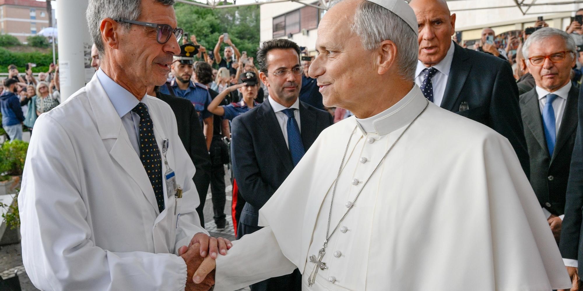 Papst Leo XIV. gestaltete die Einlieferung und Entlassung (mit Arzt Stefano Margaritora) im Krankenhaus transparent. (c) Vatican Media/Romano Siciliani/KNA Papst Leo XIV. und der Arzt Stefano Margaritora