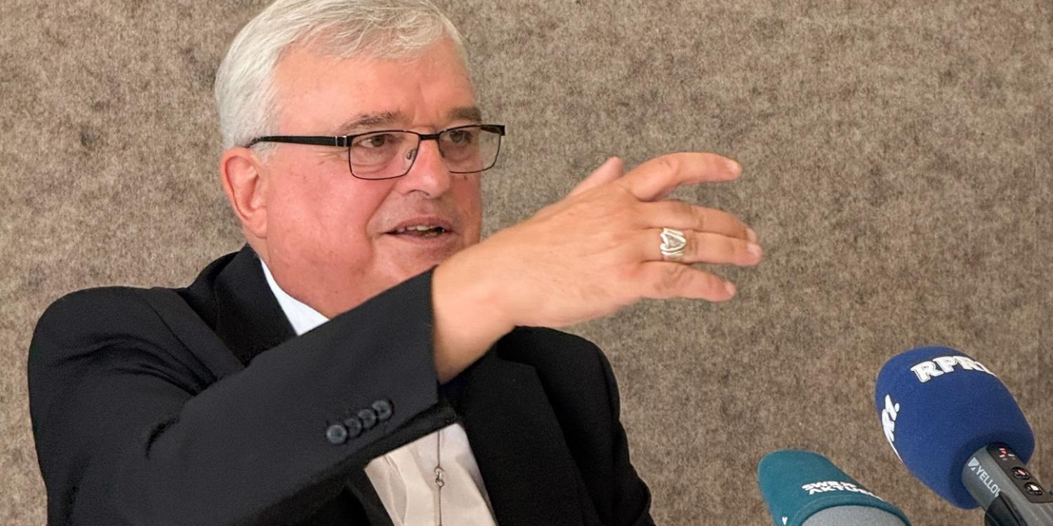 Bischof Wiesemann spricht in der Pressekonferenz zu seinem Rücktritt als Bischof von Speyer am 20. August.
