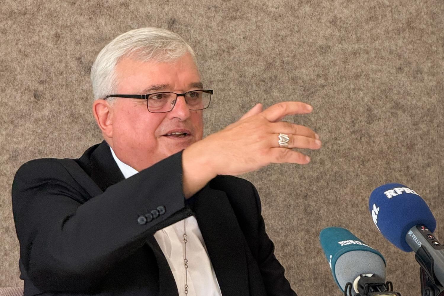 Bischof Wiesemann spricht in der Pressekonferenz zu seinem Rücktritt als Bischof von Speyer am 20. August.
