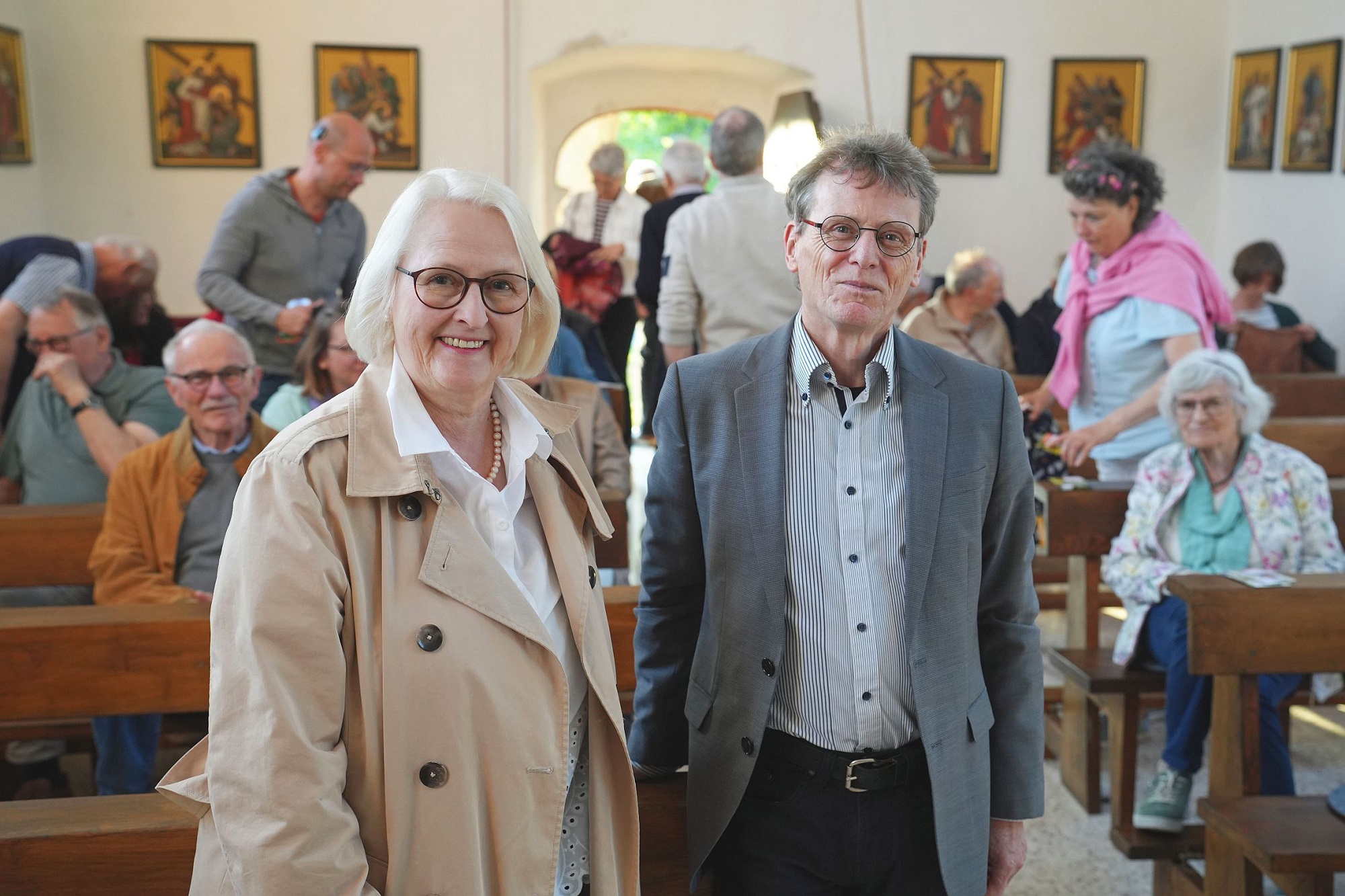 Referent  Prof. Dr. Bernhard Schneider und  Organisatorin  Katharina Zey-Wortmann mit Gästen in der  Kulturkapelle  St. Nikolaus in Mehring-Lörsch.
