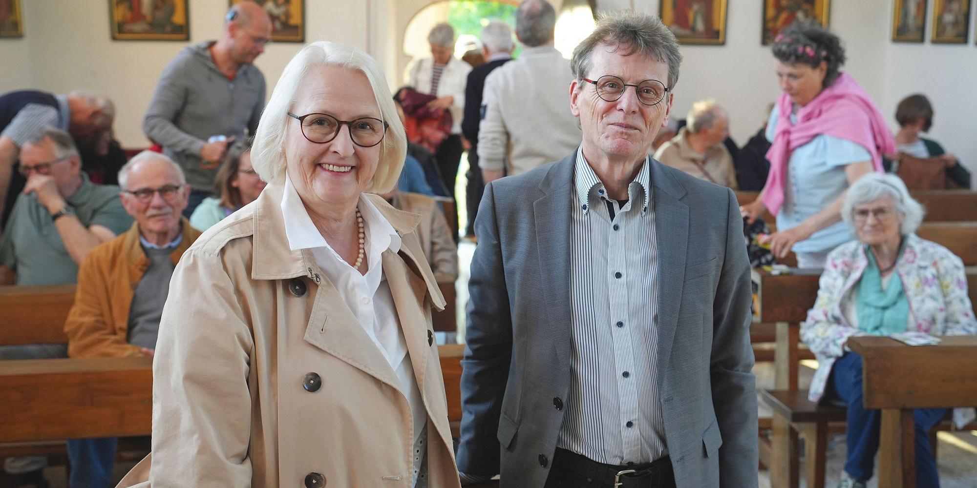 Referent Prof. Dr. Bernhard Schneider und Organisatorin Katharina Zey-Wortmann mit Gästen in der Kulturkapelle St. Nikolaus in Mehring-Lörsch. (c) Stefan Endres Referent Prof. Dr. Bernhard Schneider und Organisatorin Katharina Zey-Wortmann mit Gästen in der Kulturkapelle St. Nikolaus in Mehring-Lörsch.