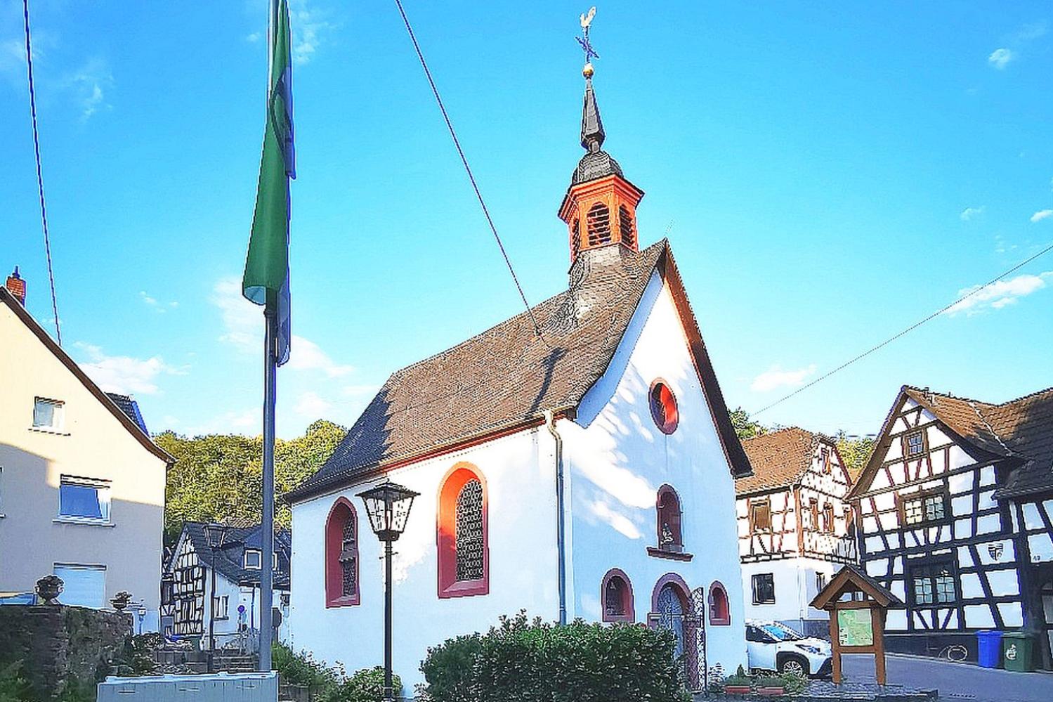 Außenansicht der Kapelle  St. Johannes  Baptist im  Bad Hönninger Stadtteil Ariendorf.