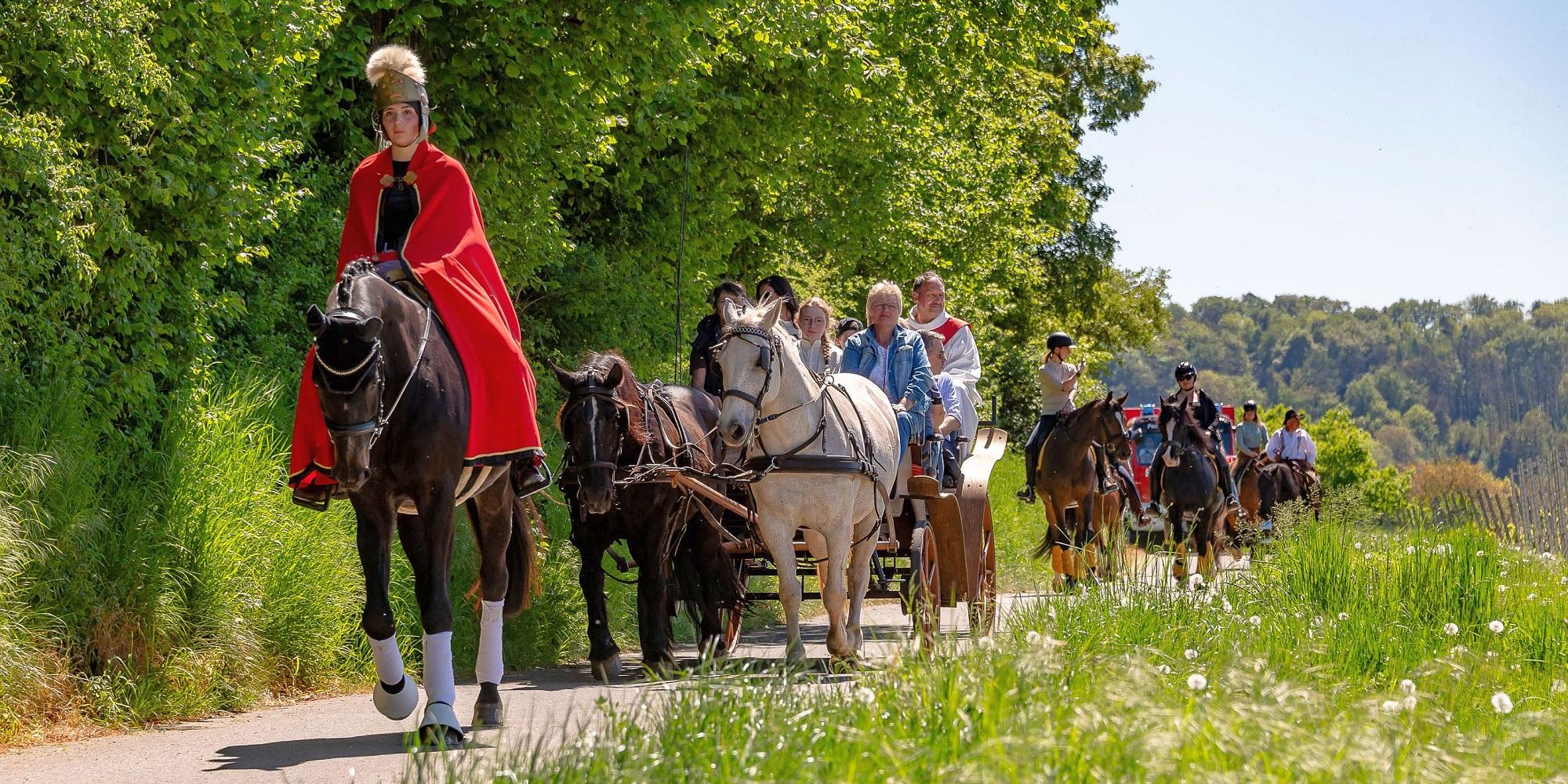 Anna Wehr aus Borg führte im Kostüm des römischen Tribuns auf ihrem Pferd Sam die Prozession durch die Weinberge rund um  Perl an, an der rund ein Dutzend Pferde und Reiter teilnahmen.