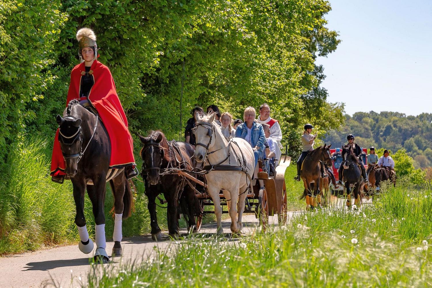 Anna Wehr aus Borg führte im Kostüm des römischen Tribuns auf ihrem Pferd Sam die Prozession durch die Weinberge rund um  Perl an, an der rund ein Dutzend Pferde und Reiter teilnahmen.