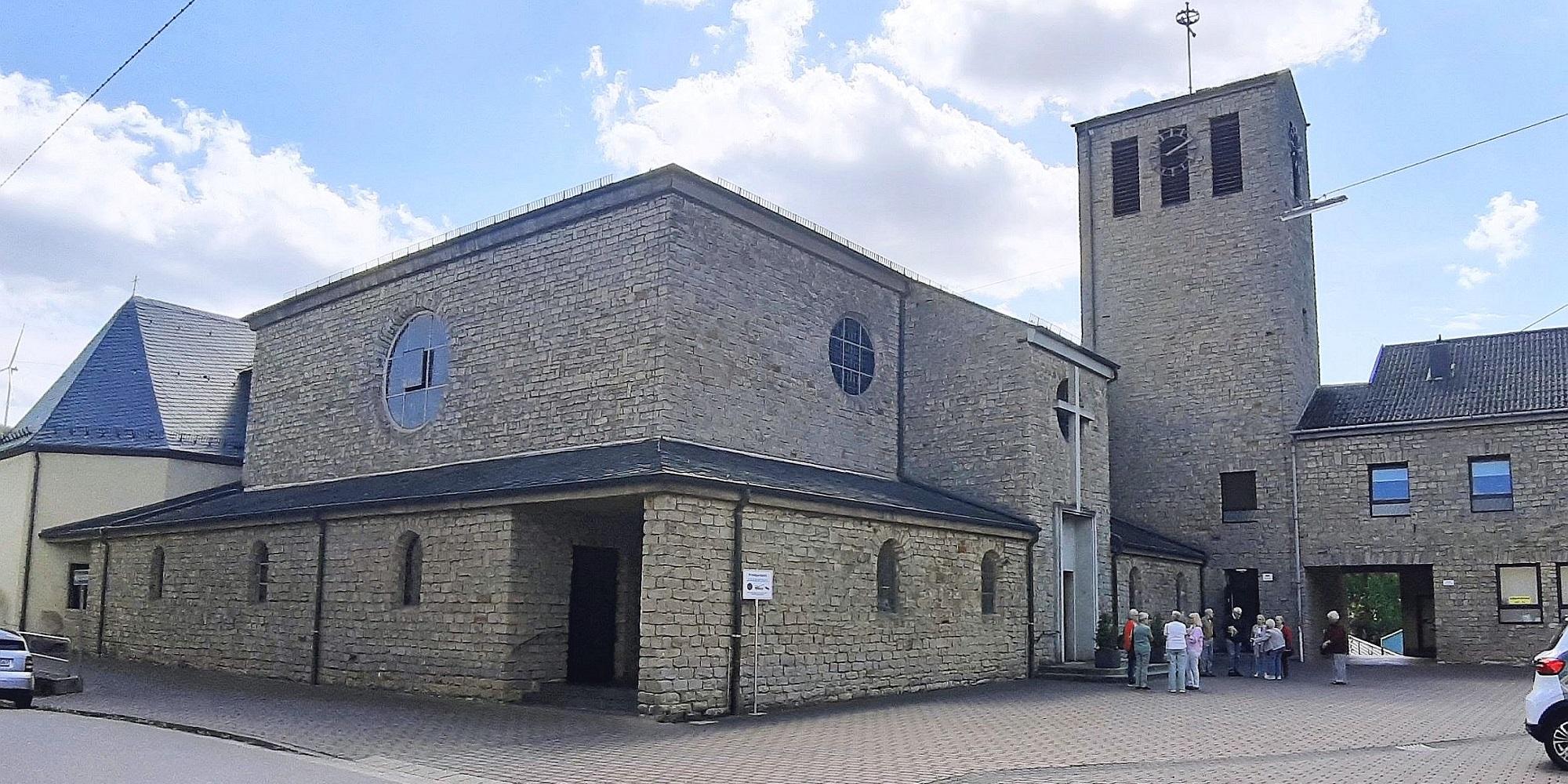 In Brotdorf wurde das alte Gotteshaus um einen modernen Anbau erweitert. (c) Ruth Müller Außenansicht des Gotteshauses in Brotdorf