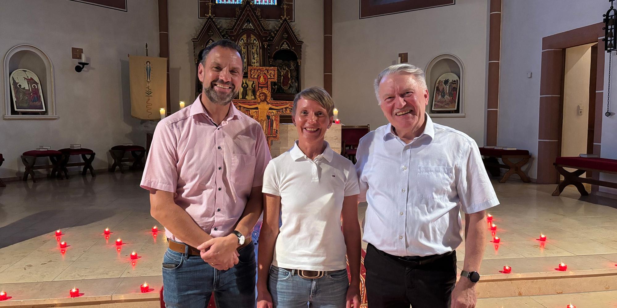 JVA-Leiter Pascal Jenal, die ehemalige Chorleiterin Carmen Folz und der neue Chorleiter Jürgen Ringle (von links). (c) Maximilian Fischer JVA-Leiter Pascal Jenal, die ehemalige Chorleiterin Carmen Folz und der neue Chorleiter Jürgen Ringle (von links).