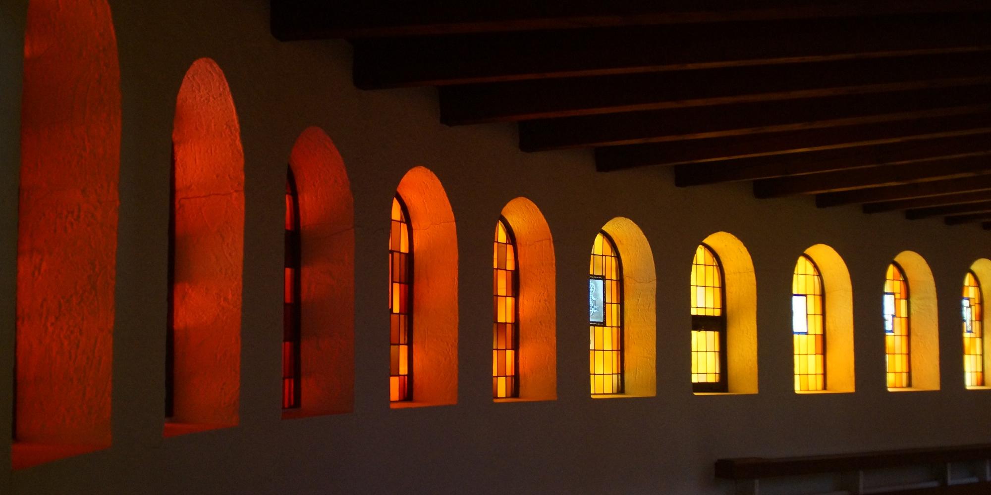 Die Fenster im Chorumgang zeigen einen besonderen Farbverlauf. Die Farbe ändert sich von lionks nach rechts schrittweise von rot nach gelb. (c) Raphael Andre Die Fenster im Chorumgang zeigen einen besonderen Farbverlauf. Die Farbe ändert sich von lionks nach rechts schrittweise von rot nach gelb.