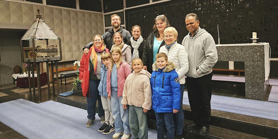 Das Vorbereitungsteam mit (hinten von links) Sahra und Benjamin Kläs, Aline Gottschalk, Sabrina Bellmann, Petra Knaubert, Bärbel Freydag und Pater Selva (Aruf Selvamani Selvanayagam). (c) Oliver Hilt Das Vorbereitungsteam mit (hinten von links) Sahra und Benjamin Kläs, Aline Gottschalk, Sabrina Bellmann, Petra Knaubert, Bärbel Freydag und Pater Selva (Aruf Selvamani Selvanayagam).