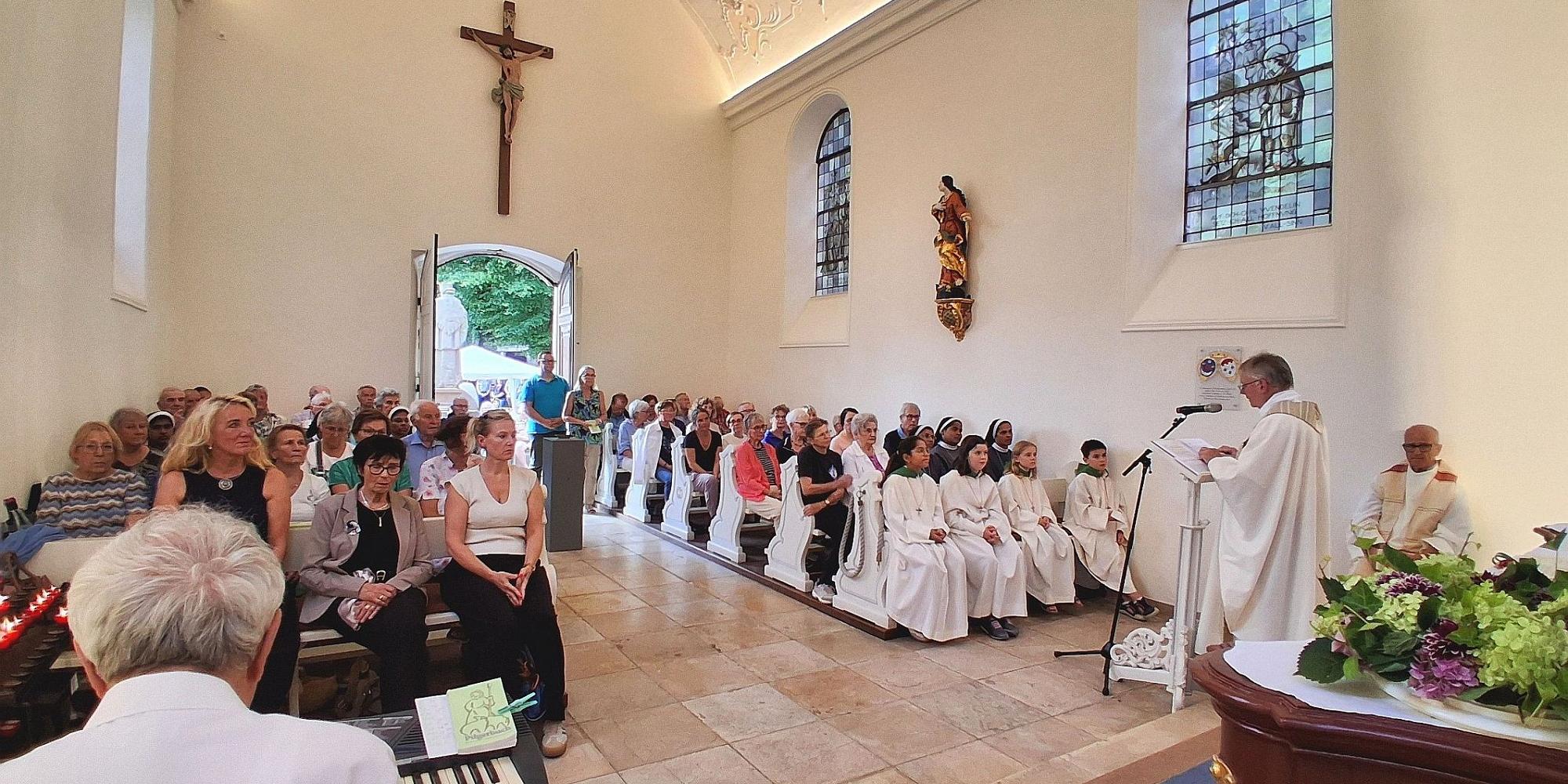 In und vor der Wendelinus-Kapelle nahmen rund 200 Gläubige am Gottesdienst zur feierlichen Wiedereröffnung teil. (c) Pfarrei Innenansicht der voll besetzten Kapelle vom Altar aus.