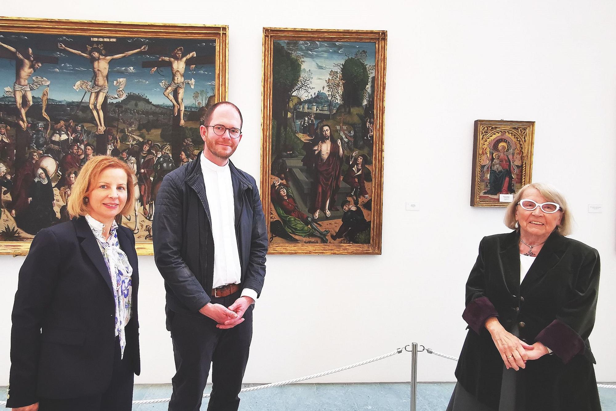 Das Kunstwerk „Die Auferstehung“ als rechter Bestandteil eines Triptychons stand im Mittelpunkt der Auslegungen im Gottesdienst. Im Bild Yvonne Meiser-Franz (links), Jugendpfarrer Thomas Hufschmidt und Ursula Meiser.