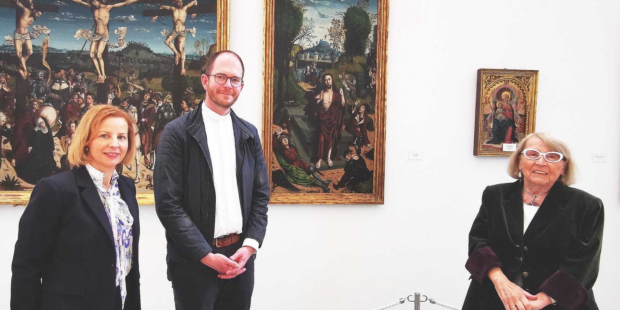 Das Kunstwerk „Die Auferstehung“ als rechter Bestandteil eines Triptychons stand im Mittelpunkt der Auslegungen im Gottesdienst. Im Bild Yvonne Meiser-Franz (links), Jugendpfarrer Thomas Hufschmidt und Ursula Meiser.