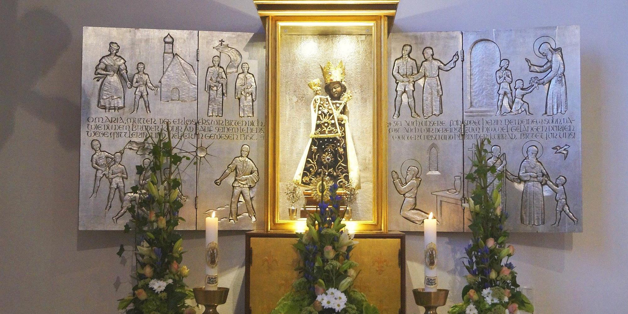 Das Gnadenbild der Schwarzen Madonna steht vor einem Flügelaltar aus der Kunstwerkstatt von Johann Mettler aus Morbach. Der Altar zeigt Szenen aus dem Leben des heiligen Bruder Konrad, Pförtner im Kloster Altötting. (c) Pfarrei Das Gnadenbild der Schwarzen Madonna steht vor einem Flügelaltar aus der Kunstwerkstatt von Johann Mettler aus Morbach. Der Altar zeigt Szenen aus dem Leben des heiligen Bruder Konrad, Pförtner im Kloster Altötting.