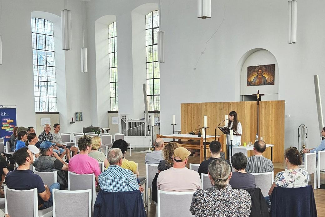 Die Autorin und Journalistin Eva Biringer berichtete in der Saarbrücker Friedenskirche von ihren Erfahrungen als frühere Alkoholabhängige.