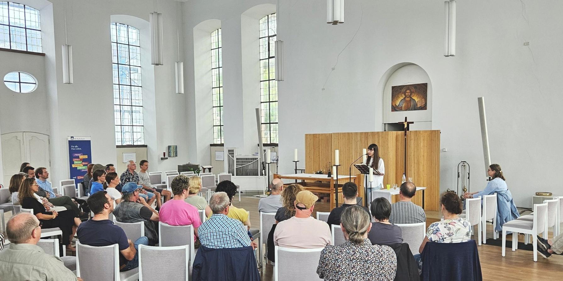 Die Autorin und Journalistin Eva Biringer berichtete in der Saarbrücker Friedenskirche von ihren Erfahrungen als frühere Alkoholabhängige. (c) Oliver Hilt Die Autorin und Journalistin Eva Biringer berichtete in der Saarbrücker Friedenskirche von ihren Erfahrungen als frühere Alkoholabhängige.