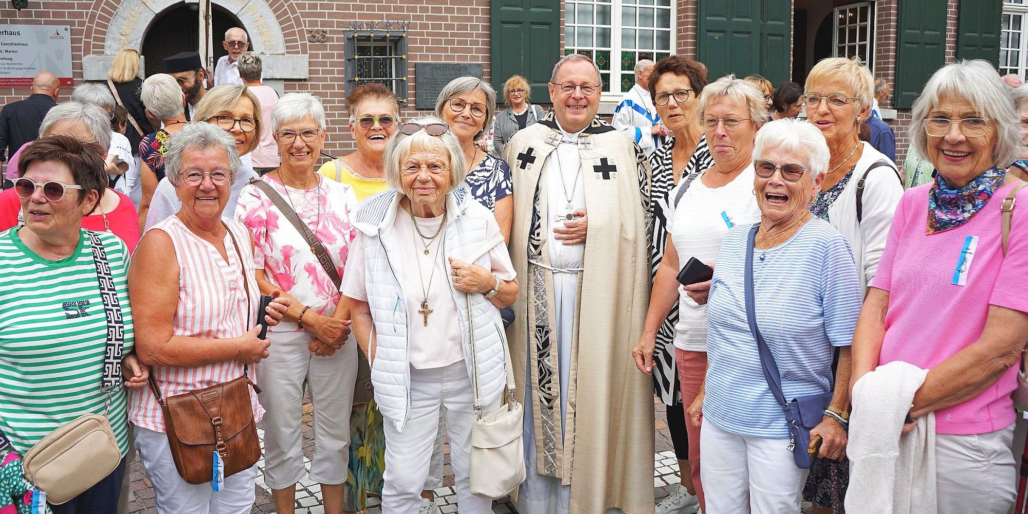Bischof Georg Bätzing inmitten einer Gruppe Pilgerinnen. (c) Joachim Weger Bischof Georg Bätzing inmitten einer Gruppe Pilgerinnen.