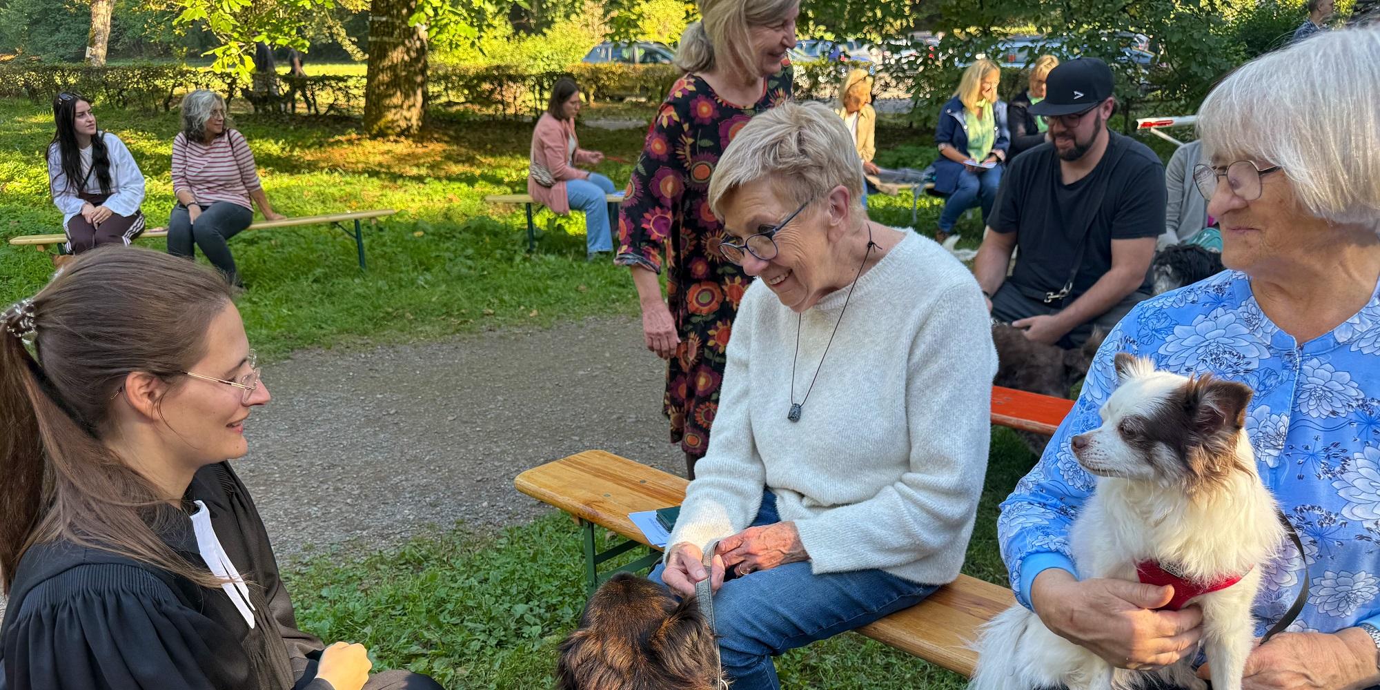 Pfarrerin Anna-Christina Schmidt im Gespräch mit Gisela Krebs und ihrem treuen Gefährten Lukas. Neben ihr sitzt ihre Freundin Hildegard Herrig mit ihrem Vierbeiner Chico. (c) Kathrin Schmitt Pfarrerin Anna-Christina Schmidt im Gespräch mit Gisela Krebs und ihrem treuen Gefährten Lukas. Neben ihr sitzt ihre Freundin Hildegard Herrig mit ihrem Vierbeiner Chico.
