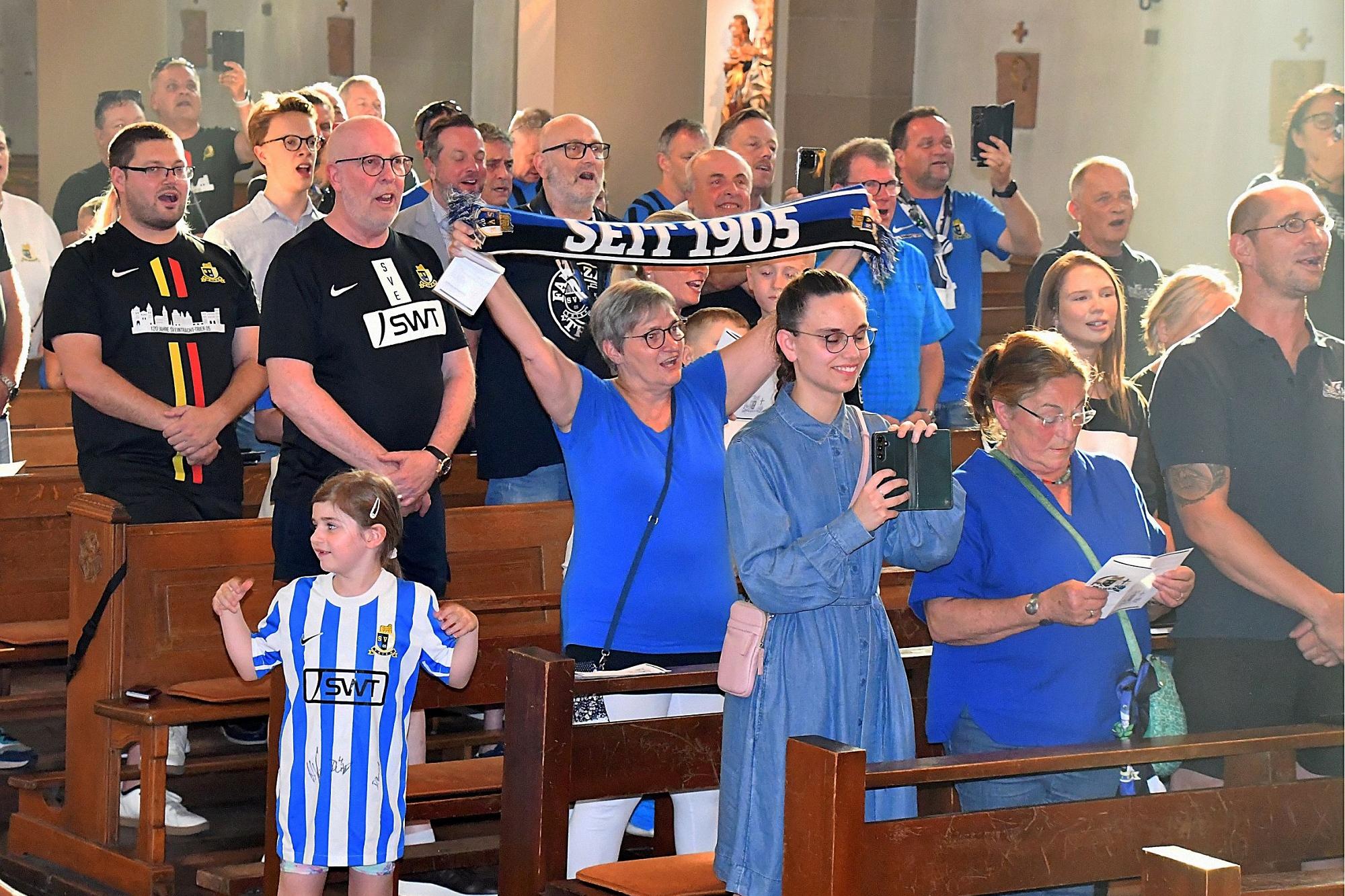 Viele Anhänger des Fußball-Regionalligisten kamen in Trikots oder mit Fanschals zu dem Gottesdienst in die Martinskirche.