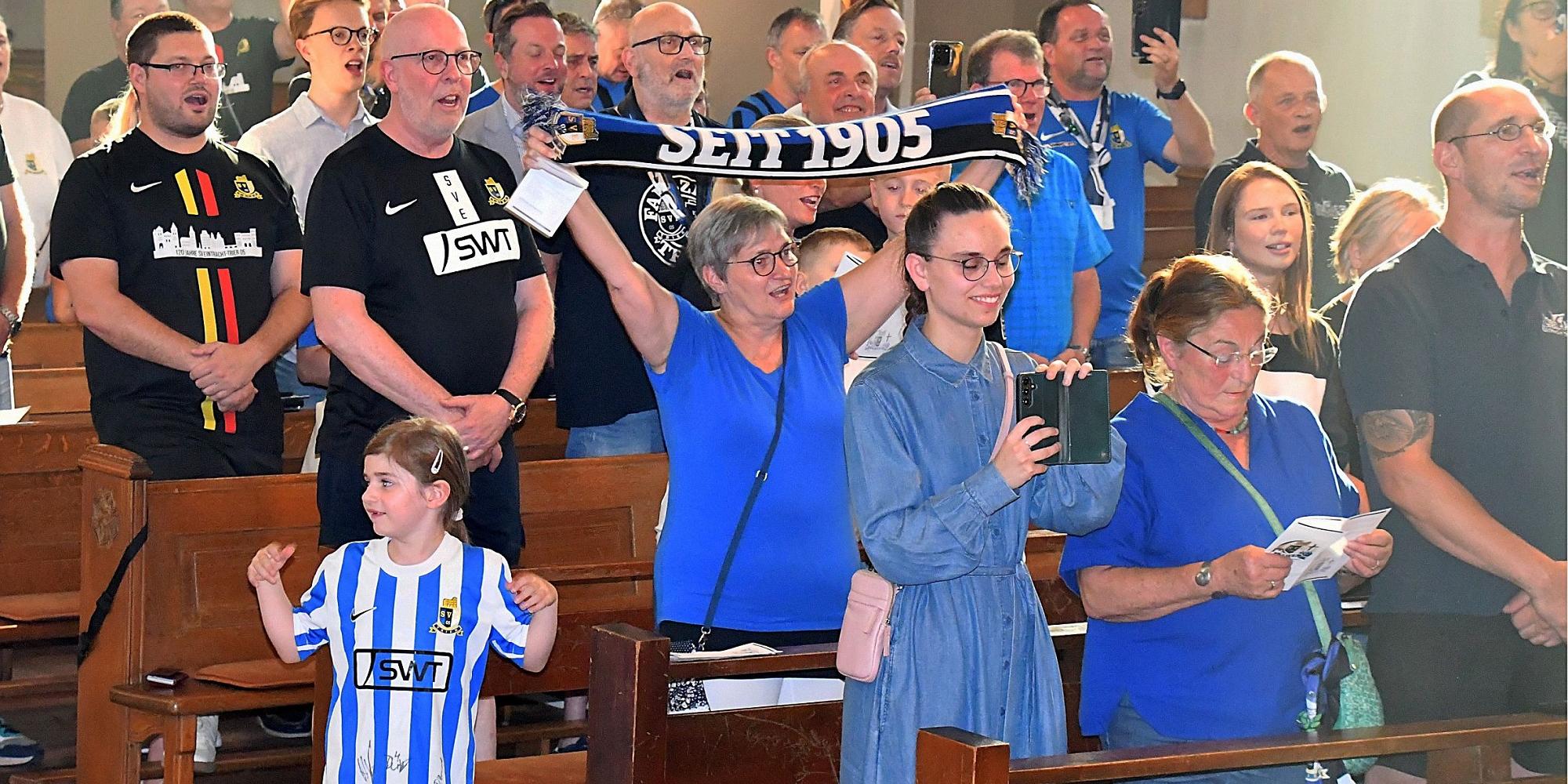 Viele Anhänger des Fußball-Regionalligisten kamen in Trikots oder mit Fanschals zu dem Gottesdienst in die Martinskirche. (c) Josef Frisch Viele Anhänger des Fußball-Regionalligisten kamen in Trikots oder mit Fanschals zu dem Gottesdienst in die Martinskirche.