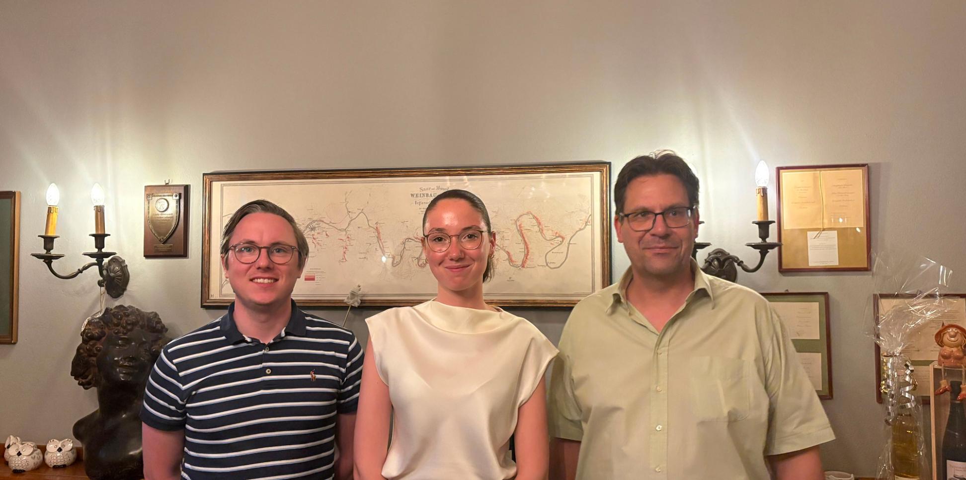Markus Demmer (Vorsitzender, rechts), Emmely Denk (Beisitzerin) und Jan Zupan (Stellvertretender Vorsitzender) bilden den Vorstand.
