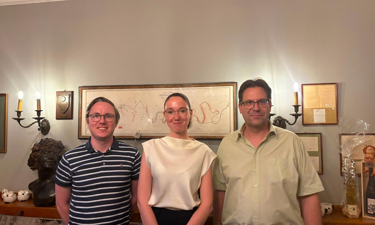Markus Demmer (Vorsitzender, rechts), Emmely Denk (Beisitzerin) und Jan Zupan (Stellvertretender Vorsitzender) bilden den Vorstand.
