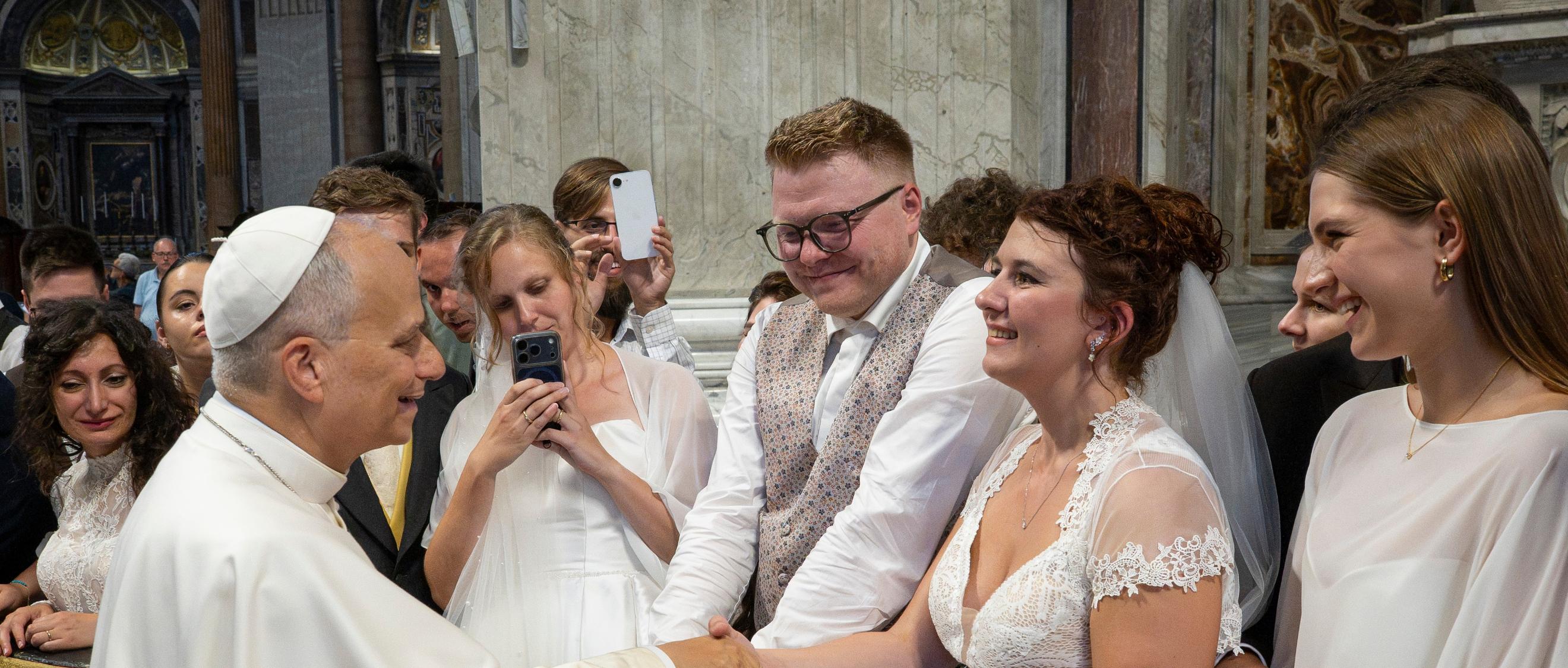 Nach der Generalaudienz begrüßt Papst Leo XIV. Saskia und Philipp aus Wadern. Das Paar trägt Hochzeitskleidung.
