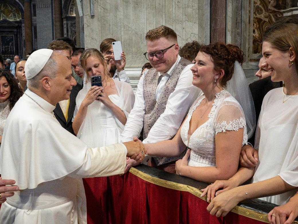 Nach der Generalaudienz begrüßt Papst Leo XIV. Saskia und Philipp aus Wadern. Das Paar trägt Hochzeitskleidung.