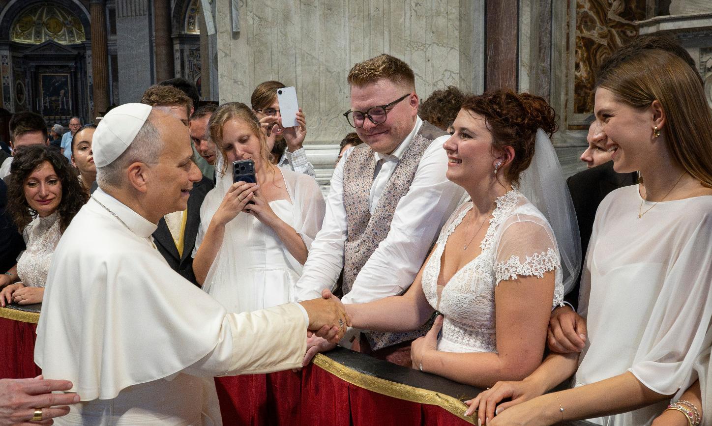 Nach der Generalaudienz begrüßt Papst Leo XIV. Saskia und Philipp aus Wadern. Das Paar trägt Hochzeitskleidung.