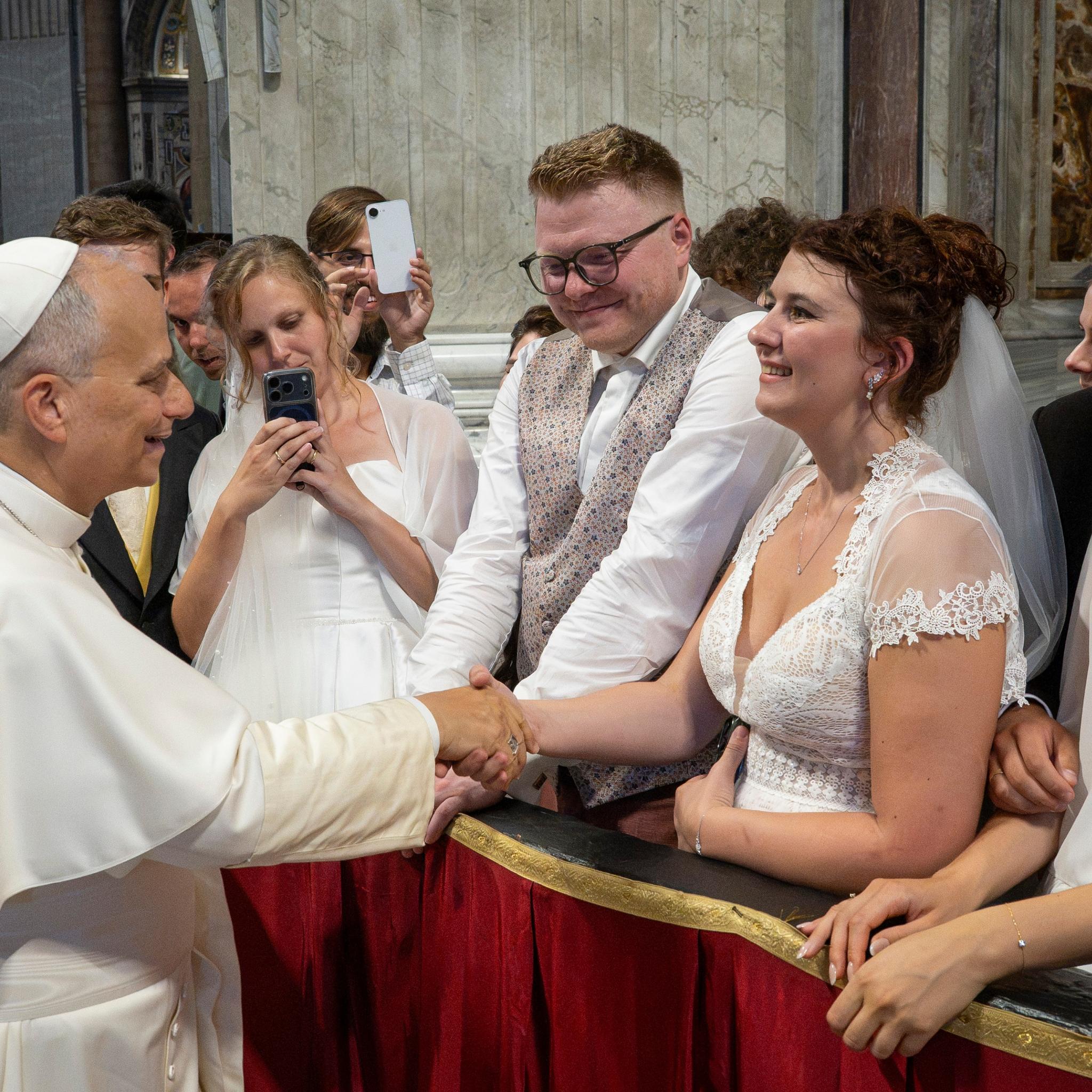Nach der Generalaudienz begrüßt Papst Leo XIV. Saskia und Philipp aus Wadern. Das Paar trägt Hochzeitskleidung.