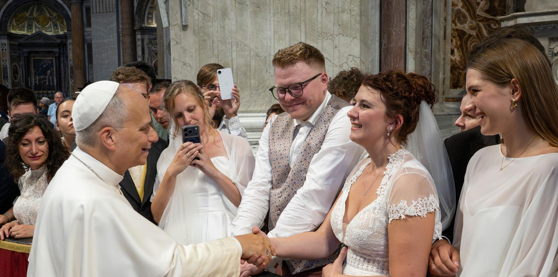 Nach der Generalaudienz begrüßt Papst Leo XIV. Saskia und Philipp aus Wadern. Das Paar trägt Hochzeitskleidung.