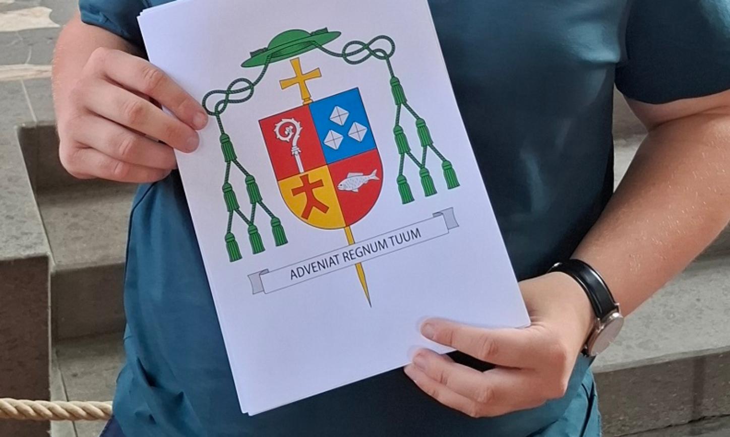 Lukas Böck präsentiert das von ihm gestaltete Wappen.