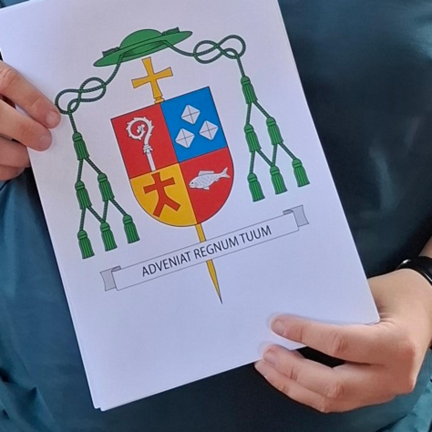 Lukas Böck präsentiert das von ihm gestaltete Wappen.