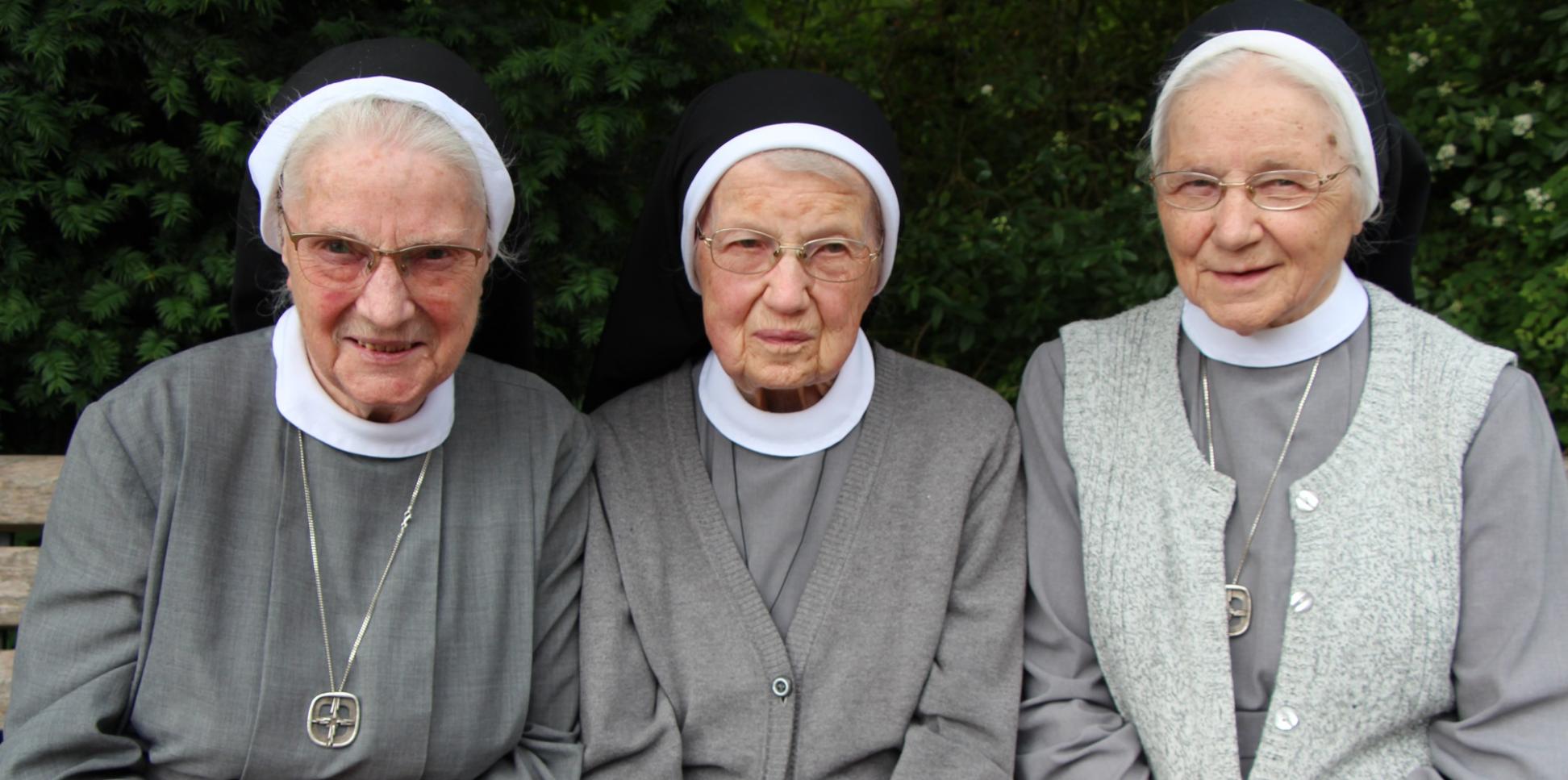 Die Katharinenschwestern Magdalena, Cäcilia und Caritina (von links) sitzen auf einer Bank.