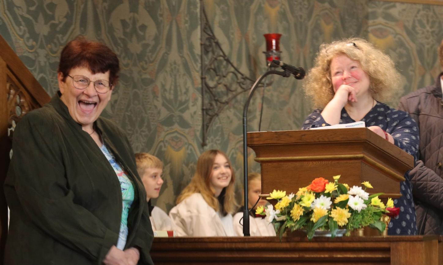 Im Hochamt dankte Daniela Scheidt (rechts) Anita Gieraths im Namen des lokalen Teams.