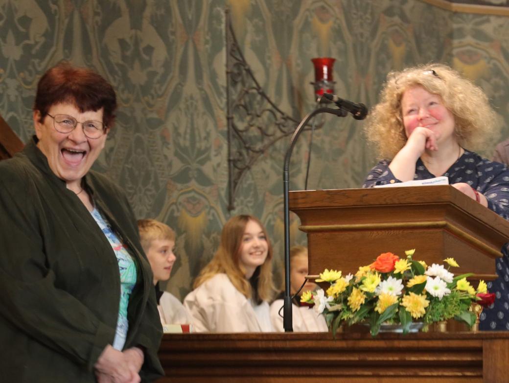 Im Hochamt dankte Daniela Scheidt (rechts) Anita Gieraths im Namen des lokalen Teams.