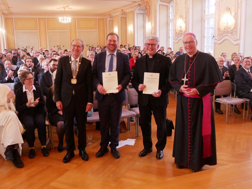 Prof. Dr. Walter Andreas Euler mit den beiden Honorarprofessoren PD Dr. Jeho- shua Ahrens und Prof. Dr. Dr. Jean Ehret sowie Bischof Dr. Stephan Ackermann (von links).